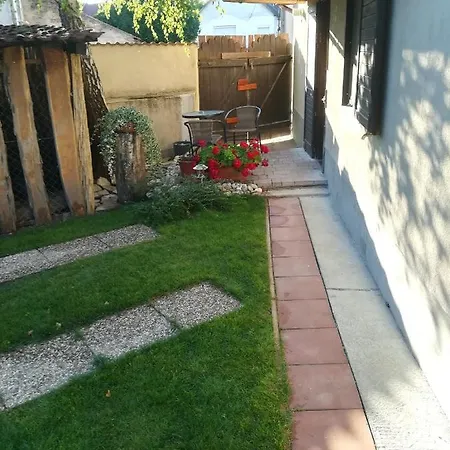 Voeroes Macska Vendeghaz Gasthuis 3*