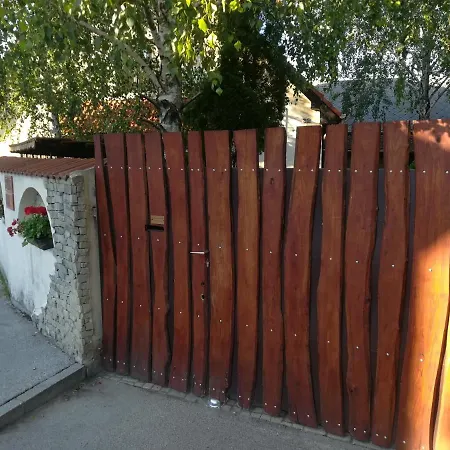 Voeroes Macska Vendeghaz *
