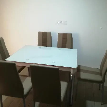 Voeroes Macska Vendeghaz Gasthuis