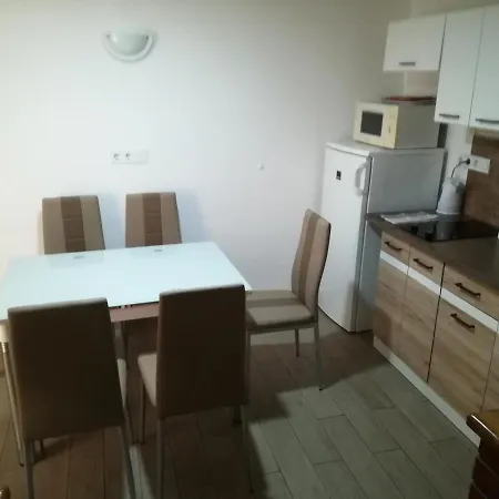 Voeroes Macska Vendeghaz