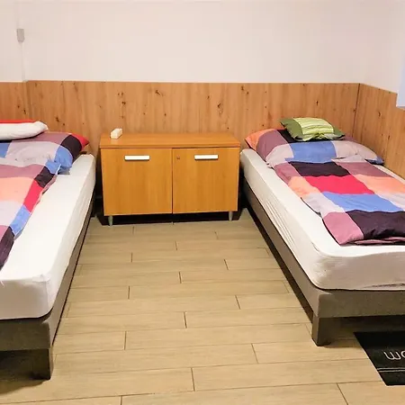 Voeroes Macska Vendeghaz Gasthuis 3*