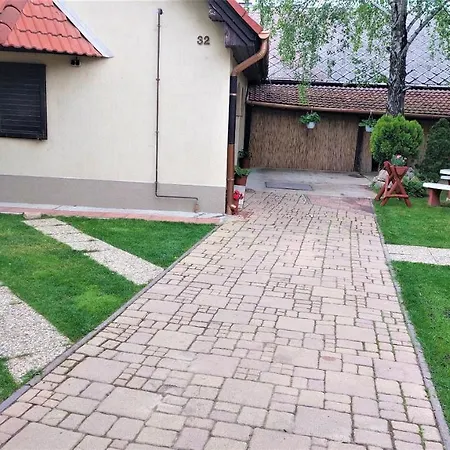 Voeroes Macska Vendeghaz