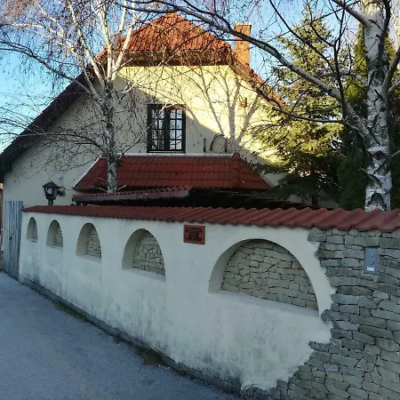Guest house Voeroes Macska Vendeghaz Szentkiralyszabadja
