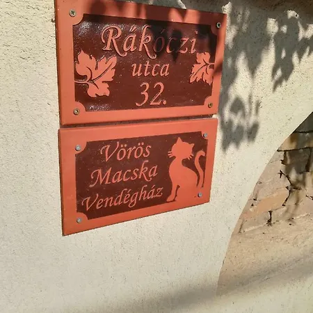 Voeroes Macska Vendeghaz