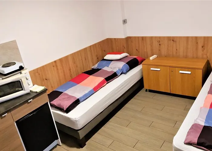 게스트하우스 Voeroes Macska Vendeghaz